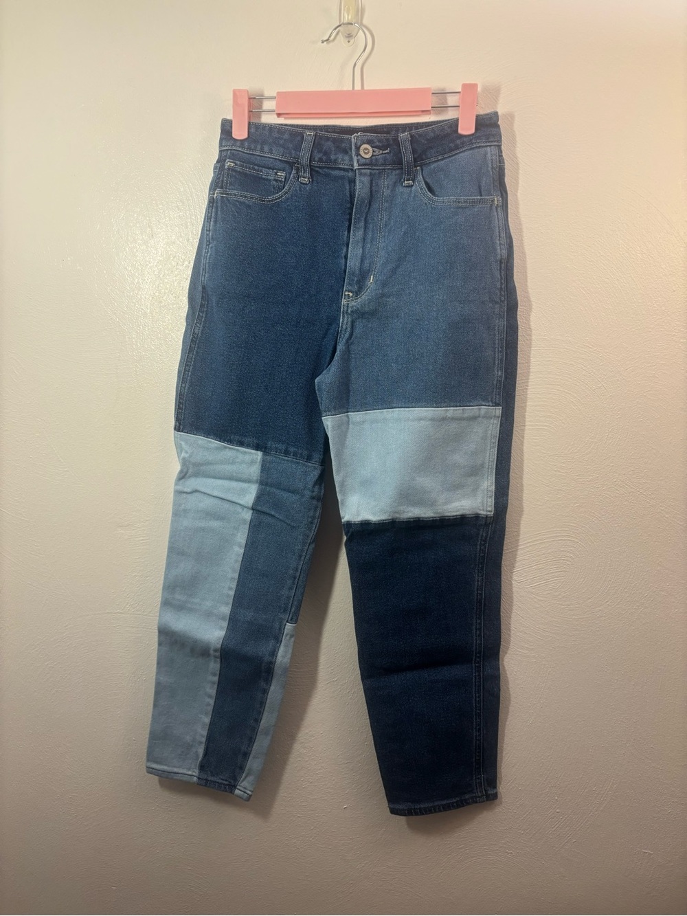 Hollister Two-Tone Patch Blue Ultra High-Rise Mom Jeans Size 3 Short (W26)
